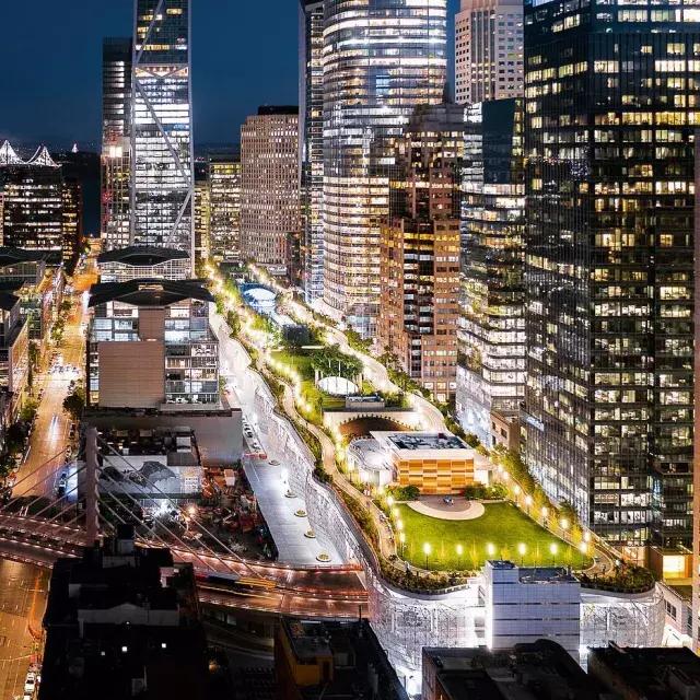 Der Salesforce Park in San Francisco ist nachts erleuchtet.